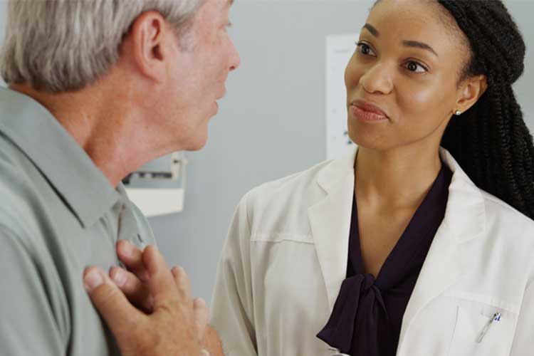 Doctor during a consultation with an older man | Image