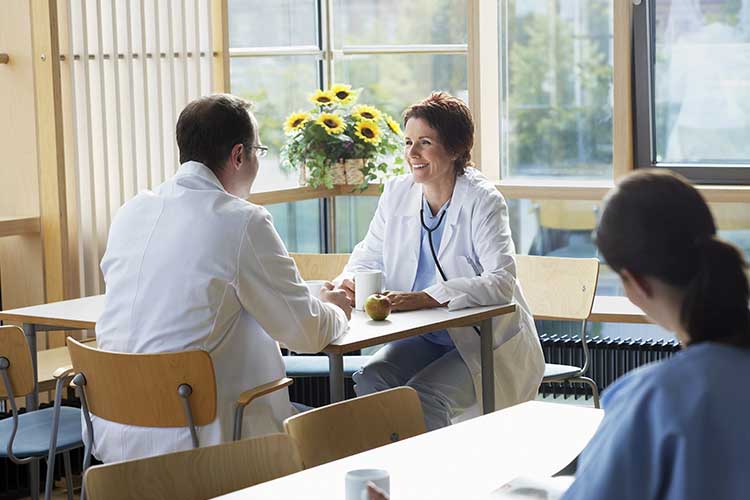 Healthcare professionals having lunch together | Image