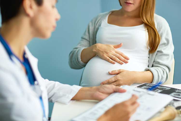 Pregnant woman at consultation | Image