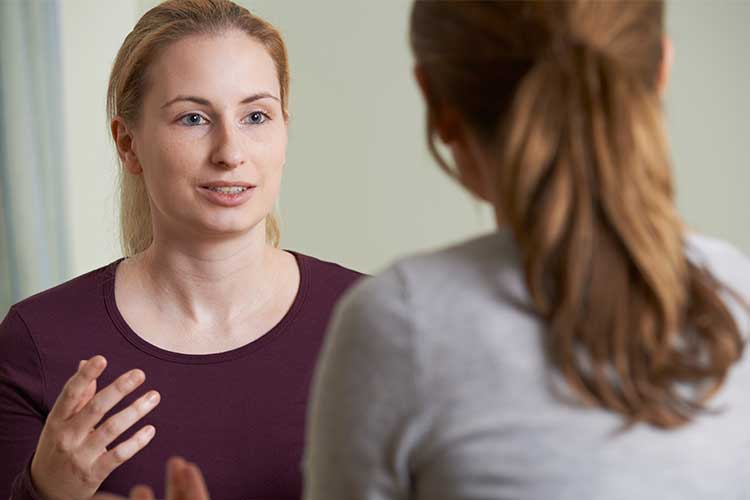 Two women having a discussion | Image