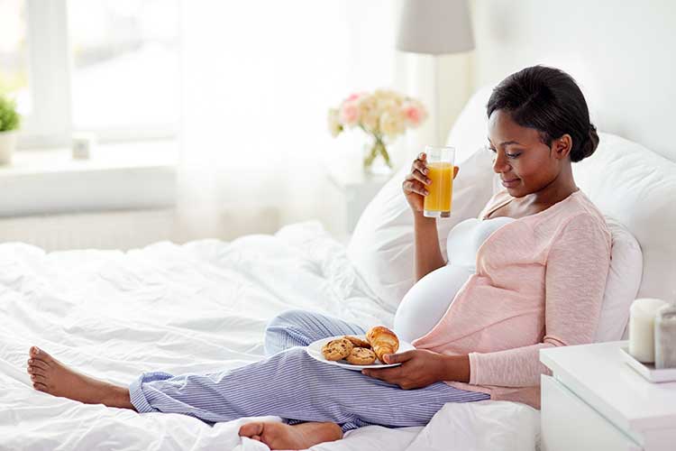 pregnant woman eating breakfast