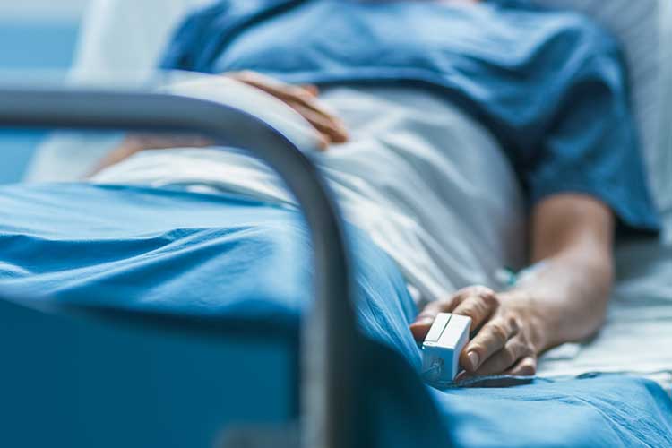 paziente postoperatorio disteso a letto